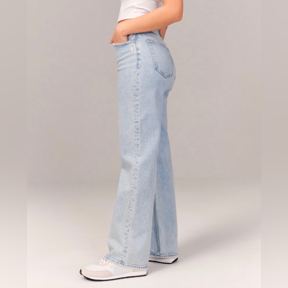 Abercrombie Relaxed Jeans - Picture 2 of 4